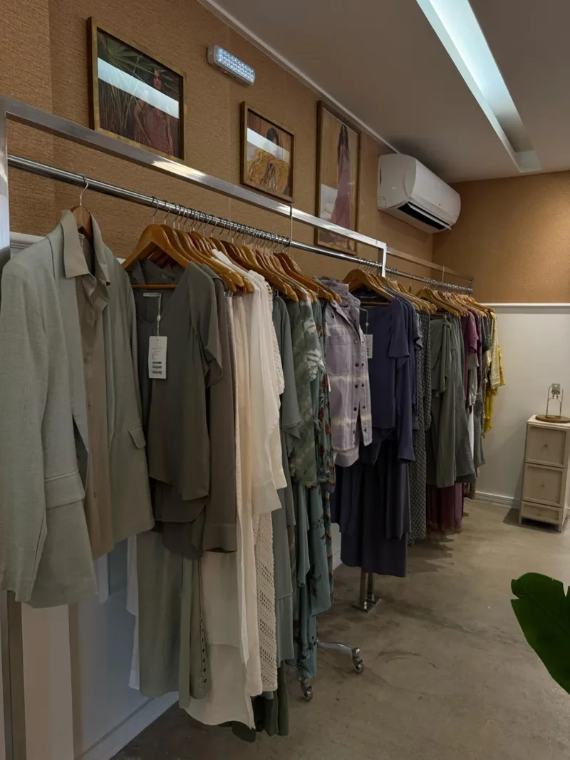 Araras de peças no showroom Low Profile + Dreams