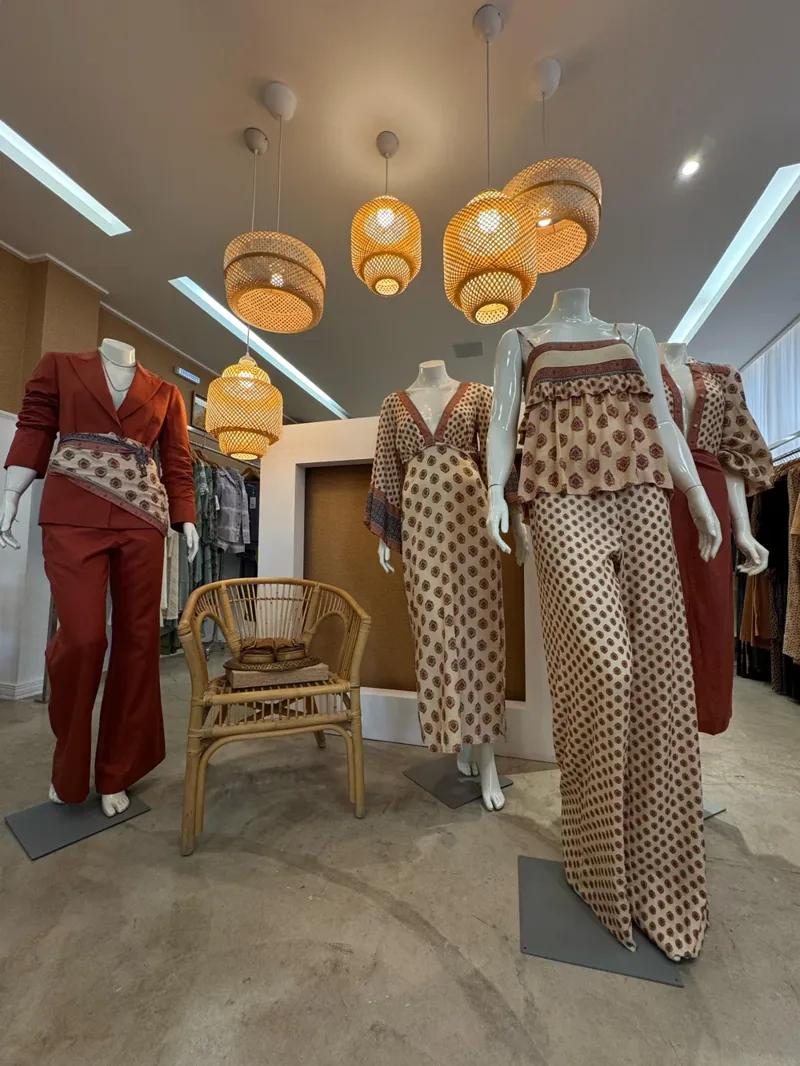Composições e manequins no showroom Low Profile + Dreams