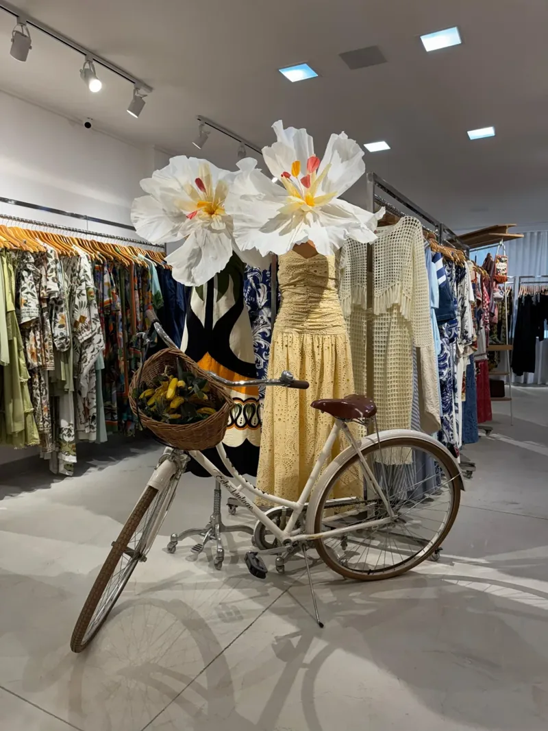 Exposição com bicicleta e coleções no showroom